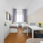 Nearto Main Square Hostel *