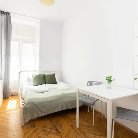 Nearto Main Square Hostel *