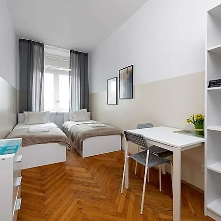 Nearto Main Square Hostel *