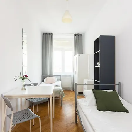 Nearto Main Square Hostel *